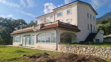 Villa in Presenzano (CE) con spazio esterno