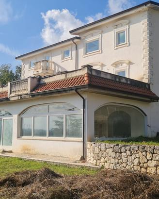 Villa in Presenzano (CE) con spazio esterno