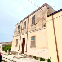 Intera palazzina nel centro di Uri, frazionabile