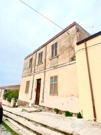 Intera palazzina nel centro di Uri, frazionabile