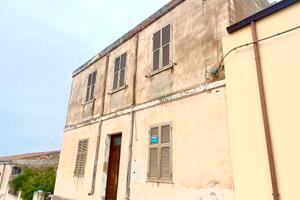 Intera palazzina nel centro di Uri, frazionabile