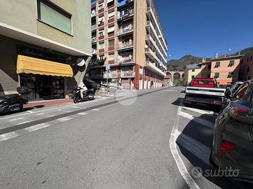 MAGAZZINO A GENOVA