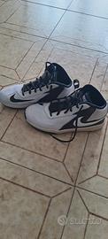 Scarpe NIKE Team Hustle D7