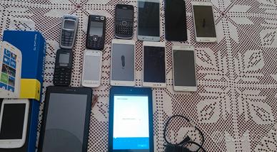 Cellulari datati  guasti + tablet 