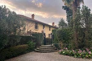 Rustico / Casale di 498 m² con 5 locali e box auto