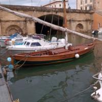 Barca a vela in legno con motore