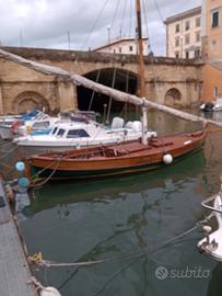 Barca a vela in legno con motore