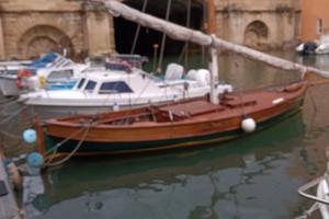 Barca a vela in legno con motore