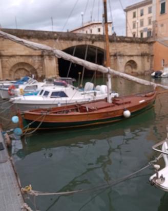 Barca a vela in legno con motore