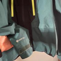 Giacca sportiva Goretex.