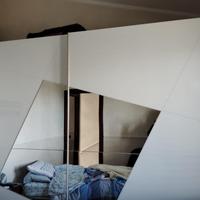 Armadio bianco con specchio centrale