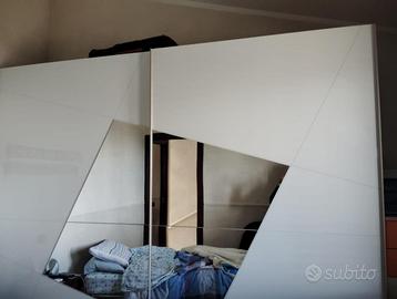 Armadio bianco con specchio centrale