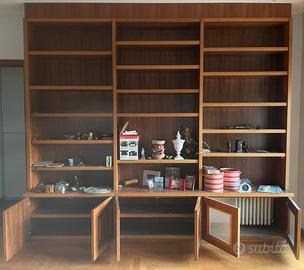 Libreria a parete in legno con ante e ripiani