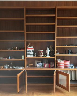 Libreria a parete in legno con ante e ripiani