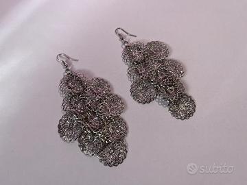 Orecchini con fiori traforati