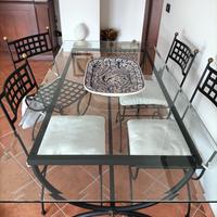 Tavolo in cristallo con sedie