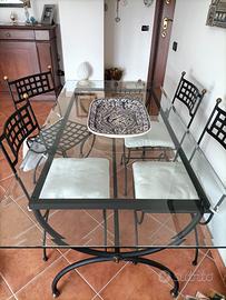 Tavolo in cristallo con sedie