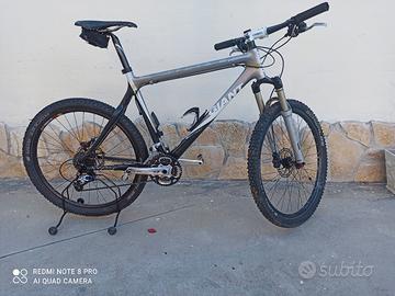 MTB Giant da 26 in carbonio 