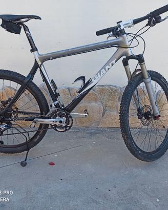 MTB Giant da 26 in carbonio 