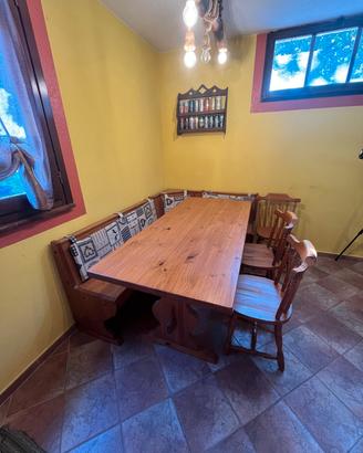 tavolo e cassapanca con 3 sedie 