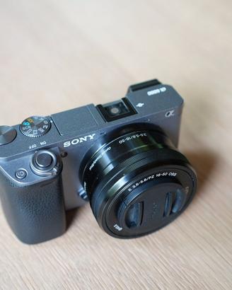 Sony Alpha 6000 grigia + 16-50 mm F3,5-5,6 OSS