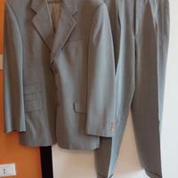 Completo grigio uomo elegante alta qualità