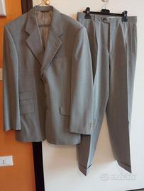 Completo grigio uomo elegante alta qualità