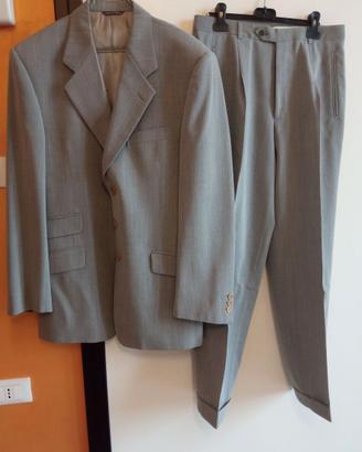 Completo grigio uomo elegante alta qualità