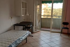 Libera camera singola con balcone e condizionatore