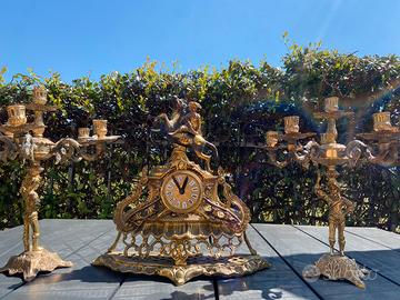 Orologio da tavolo con candelabri barocco
