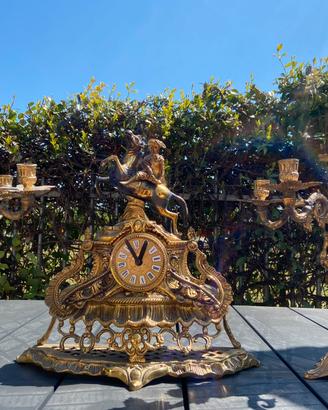 Orologio da tavolo con candelabri barocco
