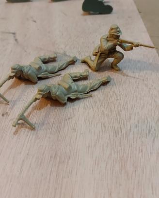 3 soldatini airfix 