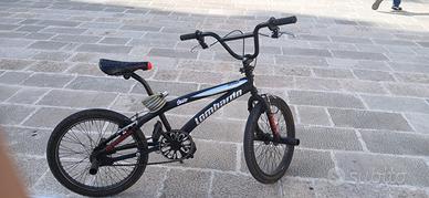 Lombardo Isernia è un'agile e divertente BMX