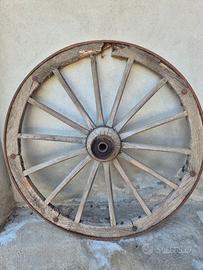 2 ruote di un vecchio carro