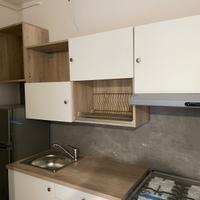 Cucina con frigo, piano cottura e forno nuovi