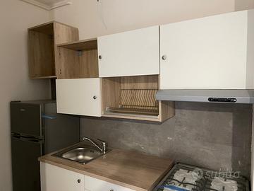Cucina con frigo, piano cottura e forno nuovi