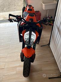 Ktm 890 duke gp aprile 2024
