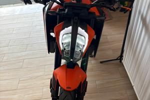 Ktm 890 duke gp aprile 2024