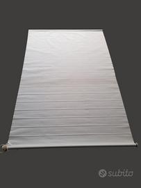Tenda a rullo di colore bianco
