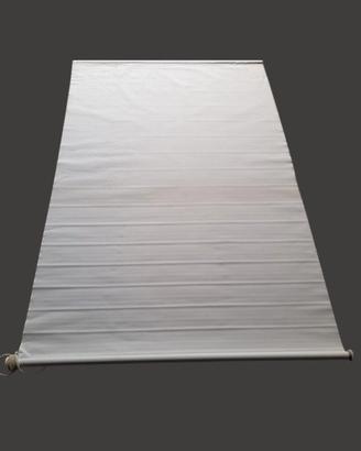 Tenda a rullo di colore bianco