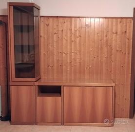 Mobili in vero legno con vetrina e cassettiera