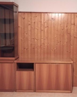 Mobili in vero legno con vetrina e cassettiera