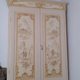 Armadio antico decorato