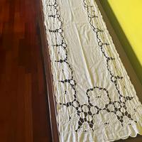 Runner in cotone ricamato a mano