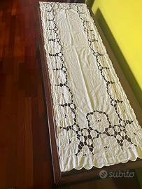 Runner in cotone ricamato a mano