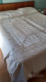 copriletto matrimoniale in lino ricamato 