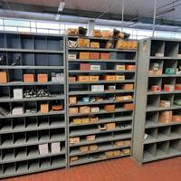 Scaffali grigi in metallo uso magazzino