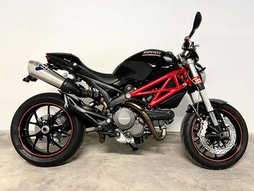 DUCATI Monster 796 .