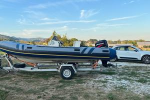 Gommone 6 m con ormeggio a Viareggio