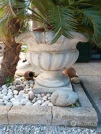 DUE GRANDI VASI DA ESTERNO PER PIANTE